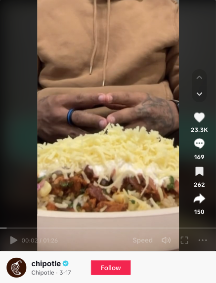 Screenshot eines TikTok-Videos von Chipotle, in dem sie mit einem TikTok-Influencer zusammengearbeitet haben, um ein Video zu erstellen, um für einen neuen Menüpunkt zu werben.