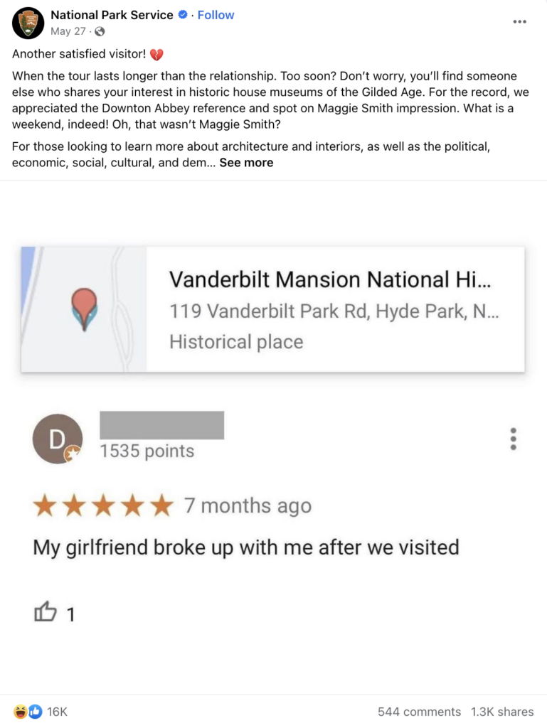 Une publication du service des parcs nationaux sur Facebook présentant une capture d'écran d'une critique de leur lieu historique national Vanderbilt Mansion. La critique est une critique cinq étoiles, mais elle dit également : "Ma petite amie a rompu avec moi après notre visite".