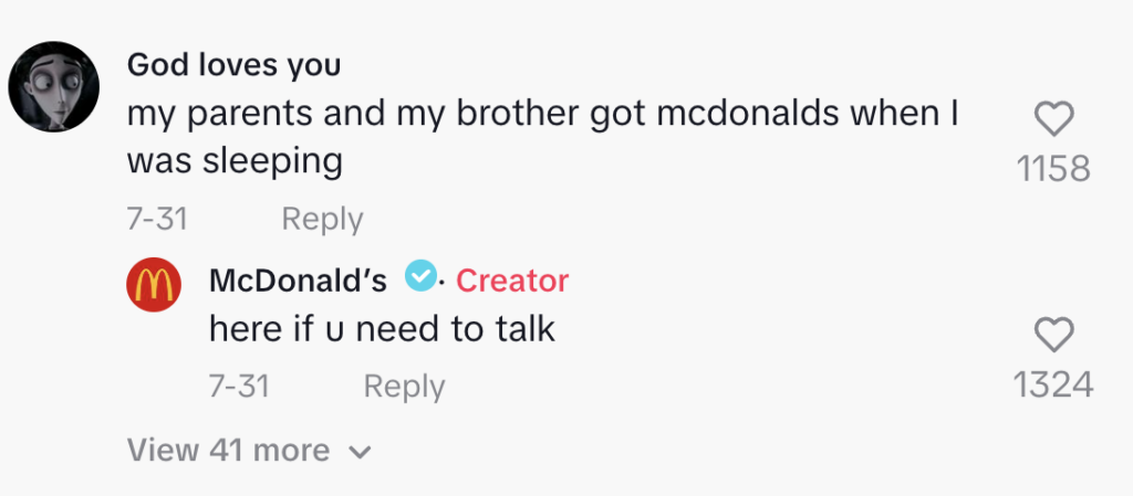 Un comentario en un vídeo de TikTok de McDonald's que dice: "mis padres y mi hermano compraron McDonald's mientras yo dormía". McDonald's responde y dice "aquí si necesitas hablar".