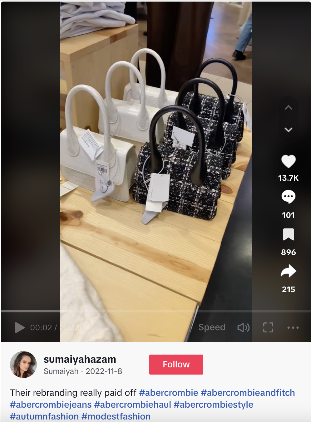 來自創作者的一段 TikTok 視頻，展示 Abercrombie & Fitch 服裝。標題說，“他們的品牌重塑確實得到了回報”，並包含幾個品牌標籤，例如#AbercrombieHaul、#Abercrombie 和 #AbercrombieAndFitch。