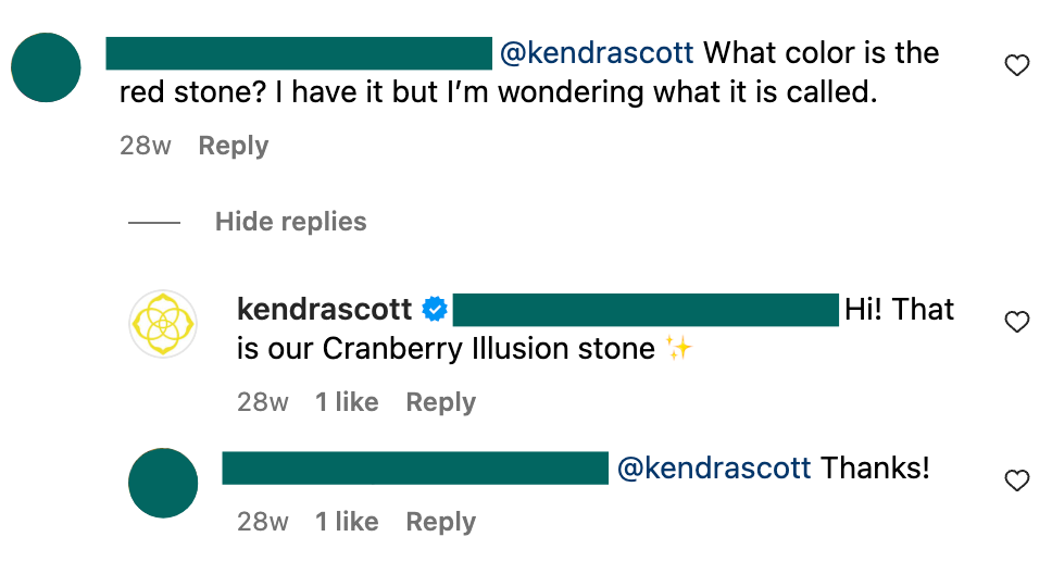 Una captura de pantalla de una conversación sobre la imagen de un producto en el Instagram de Kendra Scott. Un cliente pregunta: "¿De qué color es la piedra roja? La tengo pero me lo pregunto". Kendra Scott responde: "¡Hola! Esa es nuestra piedra ilusión de arándano".