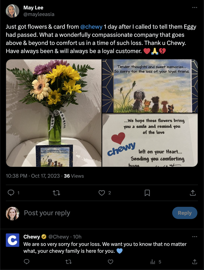 Une capture d'écran d'un échange sur X où une cliente de Chewy a partagé les fleurs et une note que l'entreprise lui a envoyée après le décès de son ami à quatre pattes. Chewy a répondu au message en présentant ses condoléances.