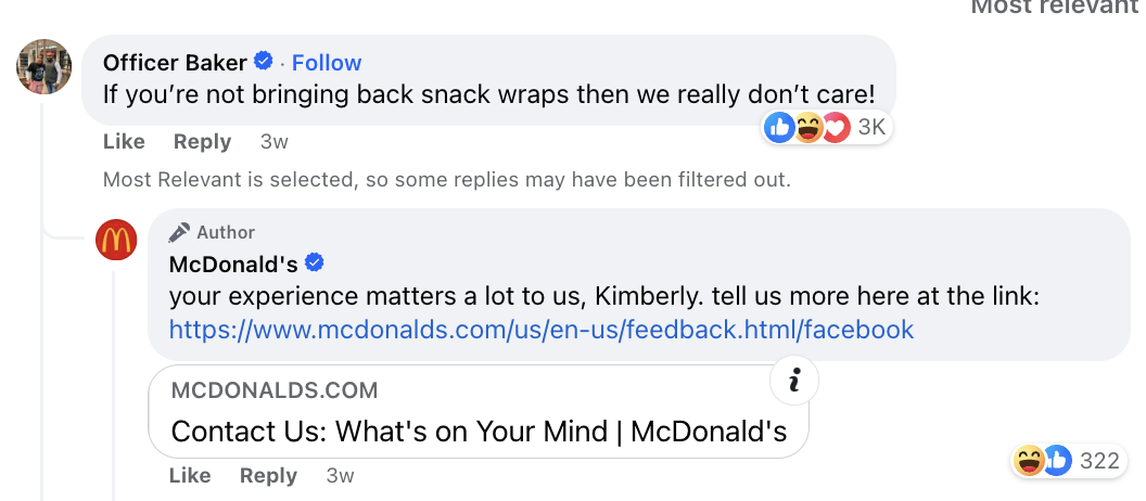 Un commento su Facebook su un post di McDonald's che recita: Se non riporti le confezioni degli snack, non ci interessa davvero. McDonald's ha risposto chiedendo all'utente di condividere il proprio feedback su un modulo di contatto.