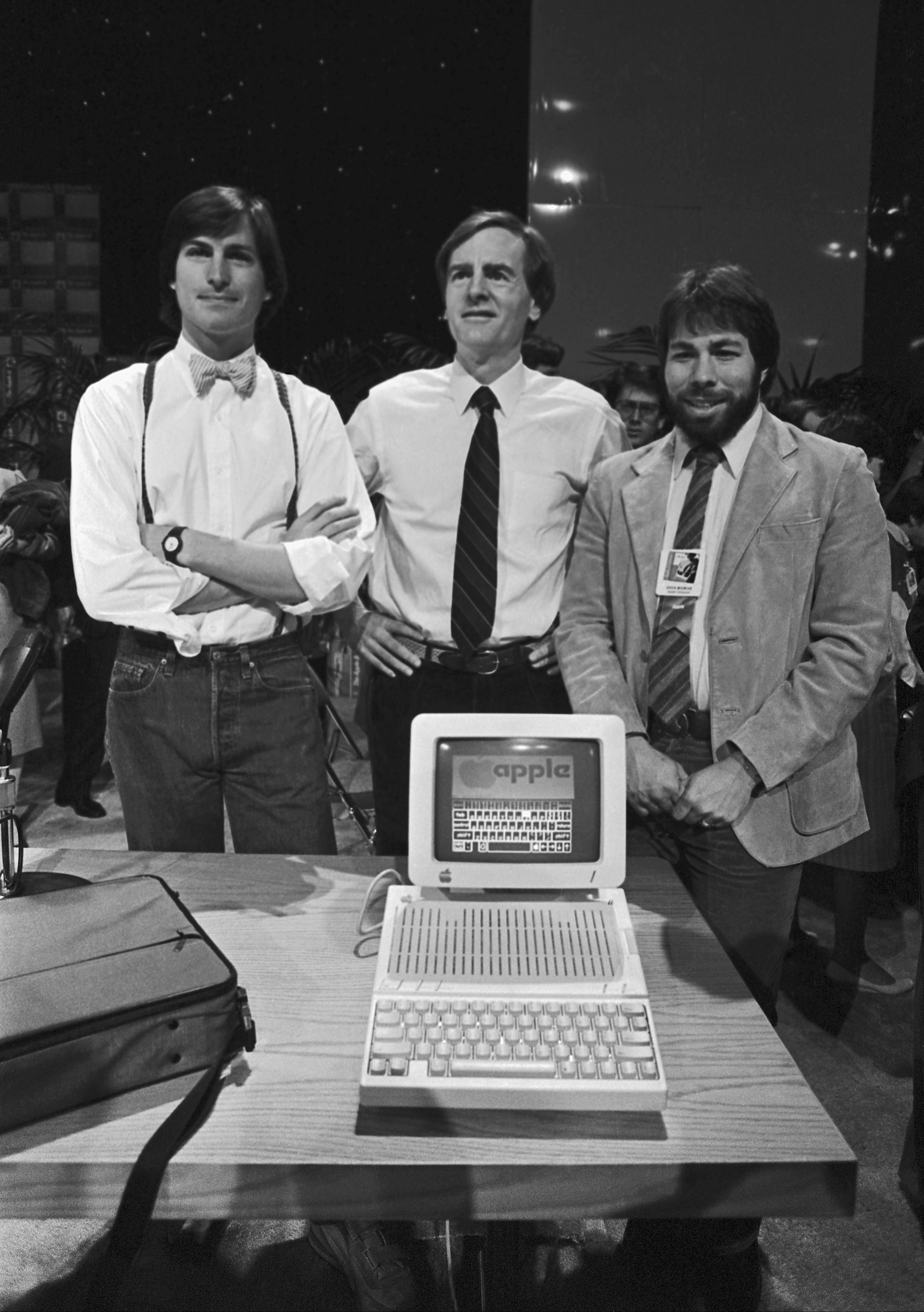 Steve Jobs, John Sculley ve Steve Wozniak, 1984'te yeni bir Apple bilgisayarın arkasında gülümsüyor