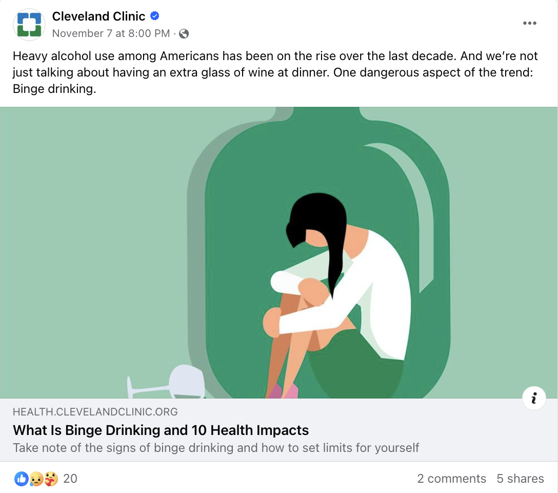 Tangkapan layar postingan Facebook oleh Klinik Cleveland tentang penggunaan alkohol dalam jumlah besar di kalangan orang Amerika. Postingan tersebut tertaut ke artikel tentang dampak kesehatan dari pesta minuman keras.