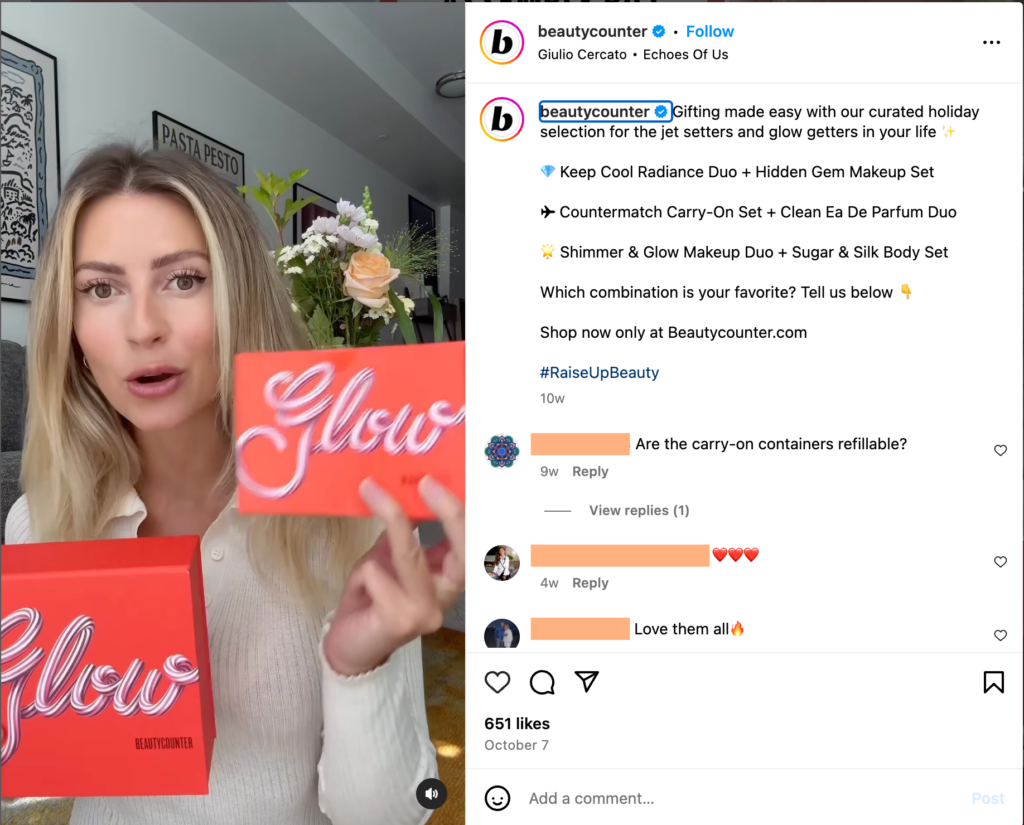 Zrzut ekranu postu na Instagramie z Beautycounter przedstawiającego twórcę trzymającego świąteczne pudełka z prezentami. Na filmie twórca komentuje uroczy wygląd opakowania.