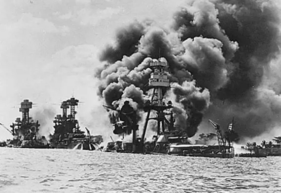 7 decembrie este Ziua Națională de Comemorare a Pearl Harbor. Fotografia de mai sus este consecințele atacului japonez asupra Pearl Harbor din 7 decembrie 1941. De la stânga la dreapta: USS West Virginia, USS Tennessee și USS Arizona. Sursa: Biblioteca Franklin Roosevelt prin Arhivele Naționale.