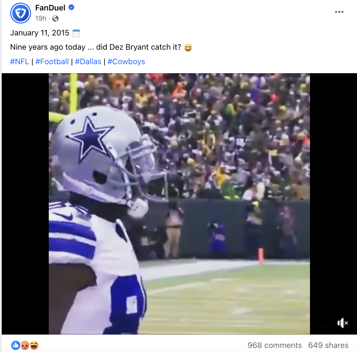 Postingan Facebook dari FanDuel berisi hashtag #nfl dan memperlihatkan seorang pemain Dallas Cowboys mencoba menangkap bola